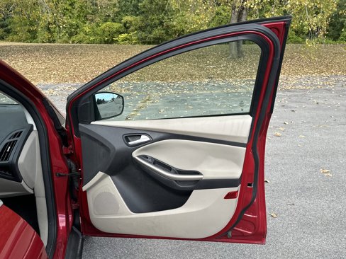 Used 2012 Ford Focus SEL w/ SEL/Titanium Winter Pkg image 31