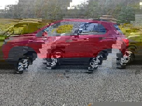 Used 2018 Chevrolet Trax LT w/ Sun & Sound Package image 2