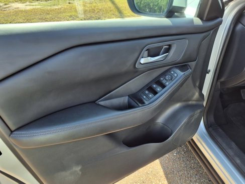 Used 2024 Nissan Rogue SV image 12