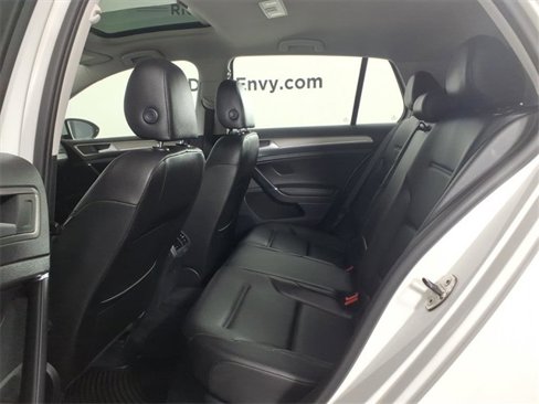 Used 2016 Volkswagen Golf SE image 17