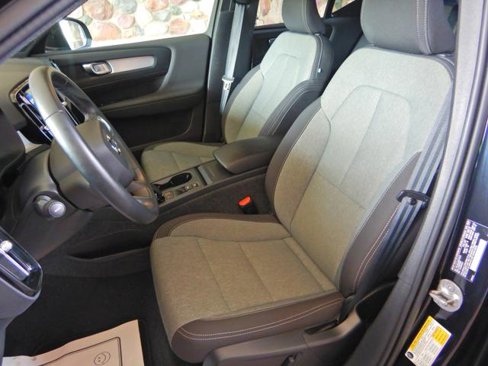 Used 2025 Volvo XC40 B5 Core image 11