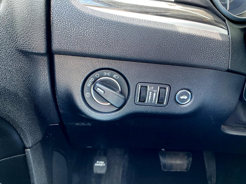 Used 2019 Chrysler 300 Touring w/ Sport Appearance Package image 22