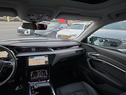 Used 2022 Audi e-tron Premium Plus w/ Premium Plus Package image 55