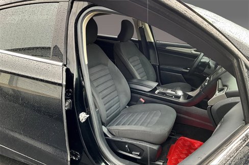Used 2017 Ford Fusion SE w/ Fusion SE Technology Package image 4