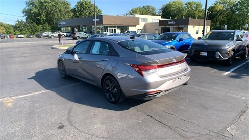 Used 2023 Hyundai Elantra SEL w/ Winter Weather Package image 3