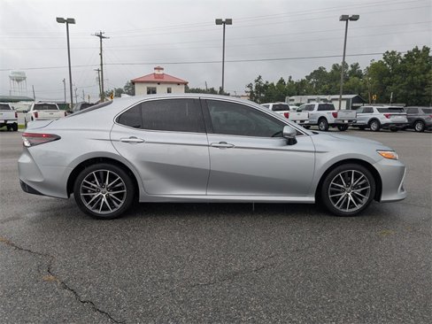 Used 2023 Toyota Camry XLE image 3