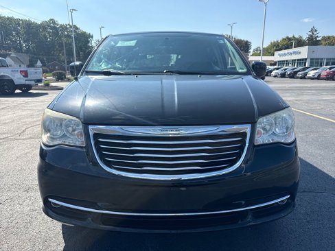 Used 2014 Chrysler Town & Country Touring image 3