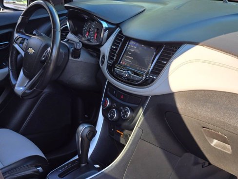Used 2020 Chevrolet Trax LT w/ LT Convenience Package image 6