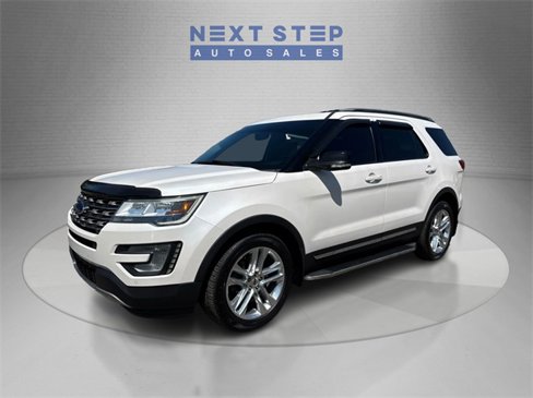 Used 2017 Ford Explorer XLT w/ Equipment Group 202A image 3