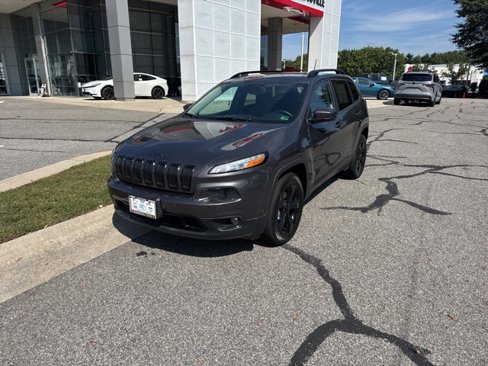 Used 2018 Jeep Cherokee Limited w/ Technology Group image 2