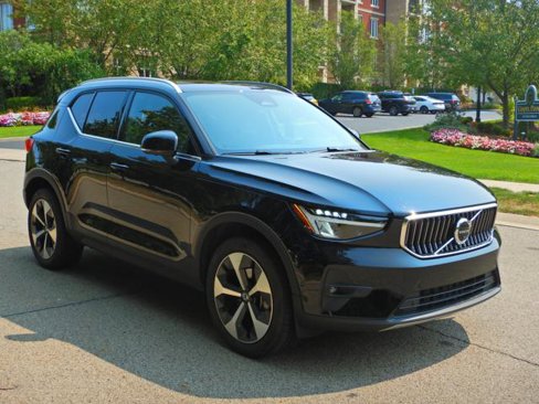 Used 2025 Volvo XC40 B5 Plus image 3
