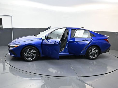 Certified 2025 Hyundai Elantra Sport image 31