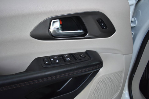 Used 2020 Chrysler Pacifica Touring-L image 18