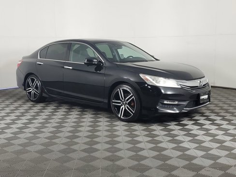 Used 2017 Honda Accord Touring image 2