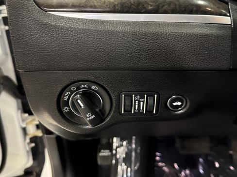 Used 2019 Chrysler 300 Limited image 9