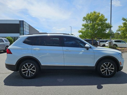 Used 2021 Volkswagen Tiguan SE w/ Panoramic Sunroof Package image 8