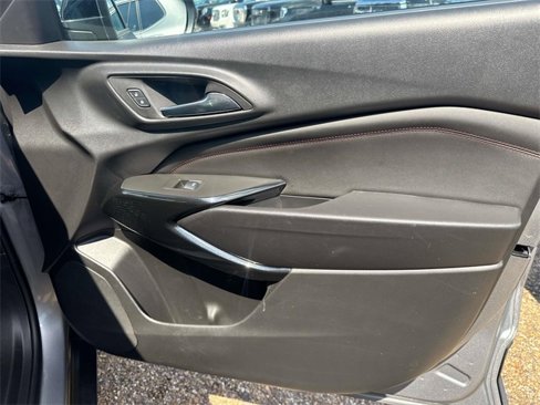 Certified 2025 Chevrolet Trax RS w/ Sunroof Package image 17