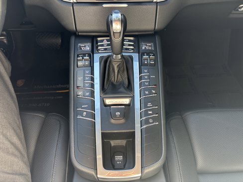 Certified 2018 Porsche Macan image 22