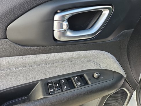 New 2025 Jeep Compass Latitude image 18