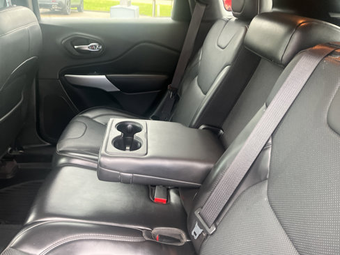 Used 2018 Jeep Cherokee Overland w/ Technology Group image 9