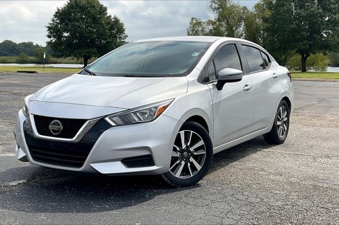 Used 2021 Nissan Versa SV image 2