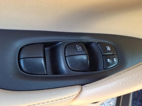 Used 2016 Nissan Rogue SV w/ SV Premium Package image 14