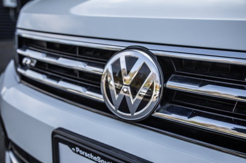 Used 2018 Volkswagen Tiguan SEL Premium w/ R-Line Package image 24