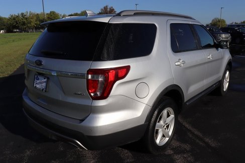 Used 2017 Ford Explorer XLT image 14