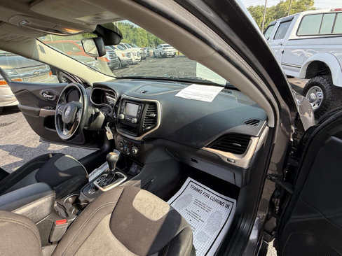 Used 2018 Jeep Cherokee Latitude w/ Altitude Package image 24