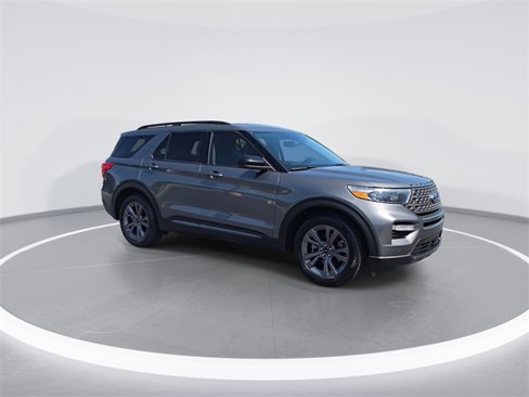 Used 2022 Ford Explorer XLT w/ Equipment Group 202A image 2