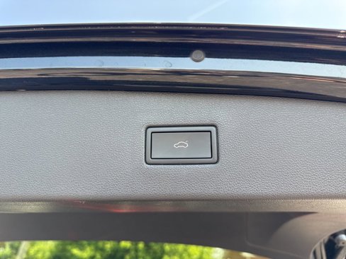 Used 2024 Volkswagen Tiguan SE image 30