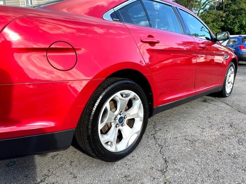Used 2010 Ford Taurus SHO image 12