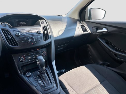 Used 2018 Ford Focus SE w/ SE Appearance Package image 24