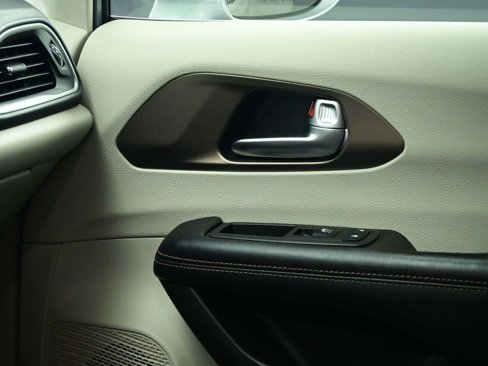 Used 2019 Chrysler Pacifica Touring-L image 17