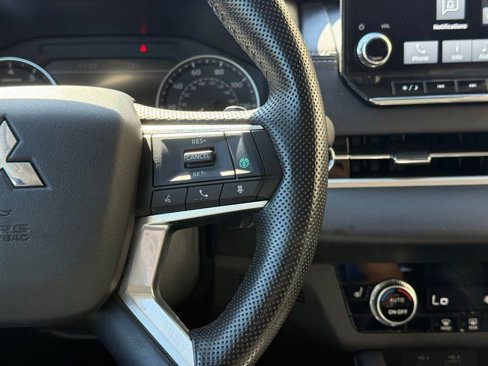 Used 2024 Mitsubishi Outlander SE image 11