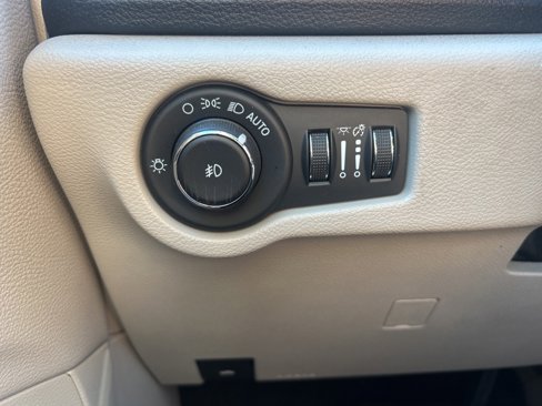 Used 2021 Chrysler Pacifica Touring-L image 28