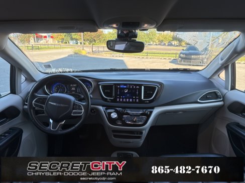 Used 2017 Chrysler Pacifica Touring-L image 19