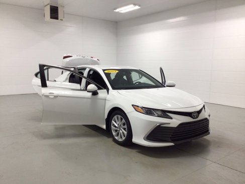 Used 2023 Toyota Camry LE image 7