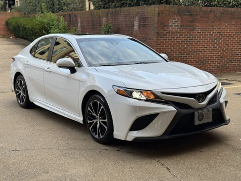 Used 2018 Toyota Camry SE w/ Moonroof Package image 3