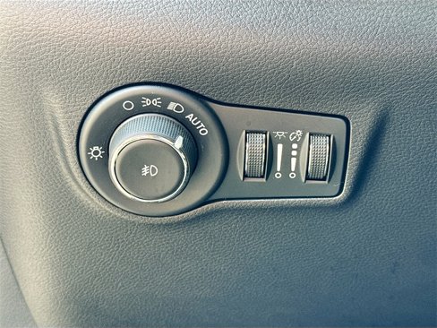 Used 2024 Jeep Compass Latitude image 10
