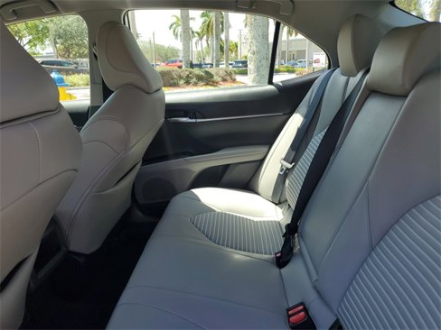 Used 2024 Toyota Camry SE image 11
