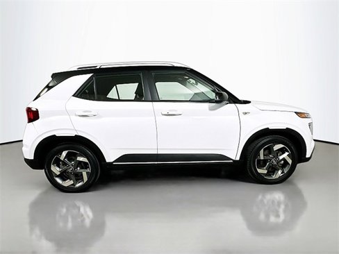 Used 2022 Hyundai Venue Limited image 8