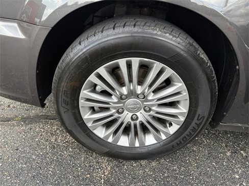 Used 2016 Chrysler Town & Country Touring-L w/ Driver Convenience Group image 32