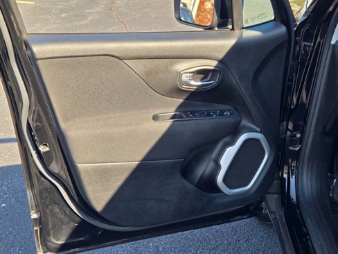 Used 2018 Jeep Renegade Latitude image 17