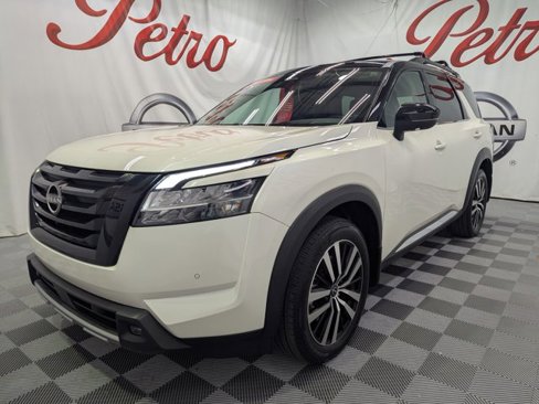 Certified 2023 Nissan Pathfinder Platinum w/ Black Appearance Package image 1