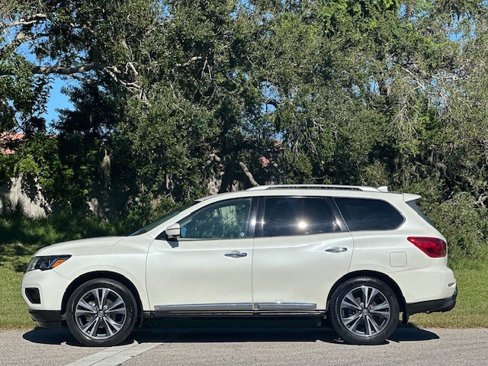 Used 2019 Nissan Pathfinder Platinum image 2