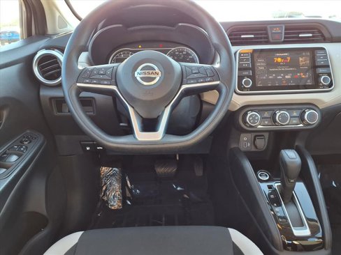 Used 2022 Nissan Versa SV image 3