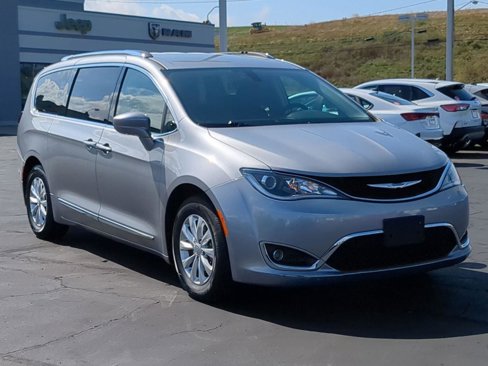Used 2018 Chrysler Pacifica Touring-L Plus image 8