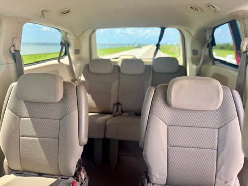 Used 2009 Chrysler Town & Country LX image 9
