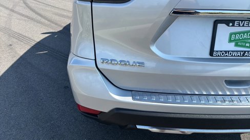 Used 2017 Nissan Rogue SV w/ SV Family Package image 9